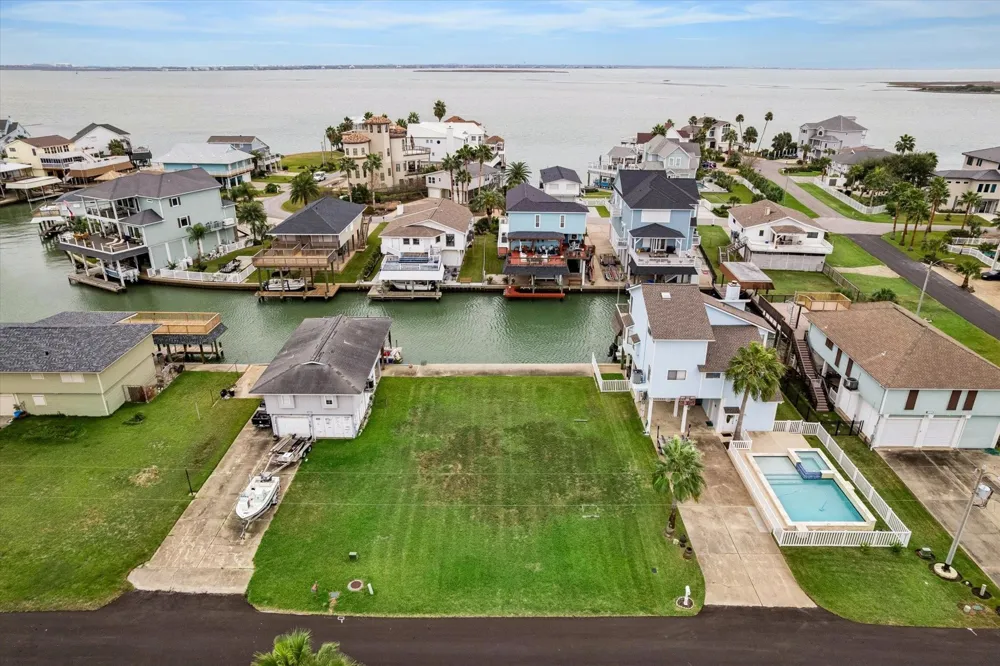1223 Maui Dr Tiki Island, TX 77554