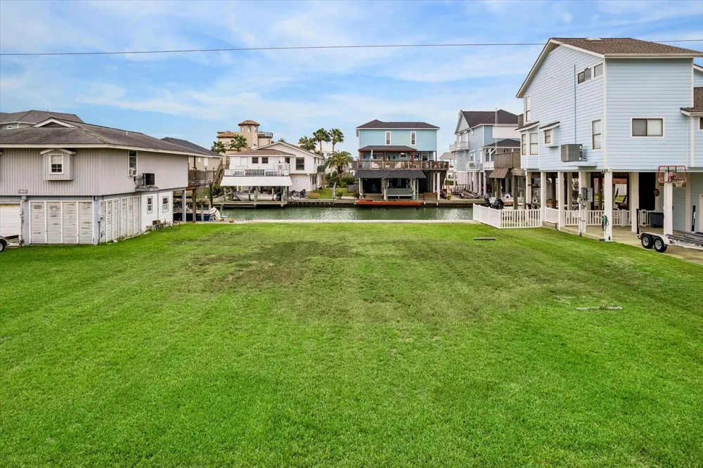 1223 Maui Dr Tiki Island, TX 77554