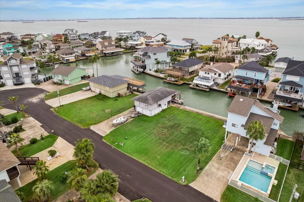 1223 Maui Dr Tiki Island, TX 77554