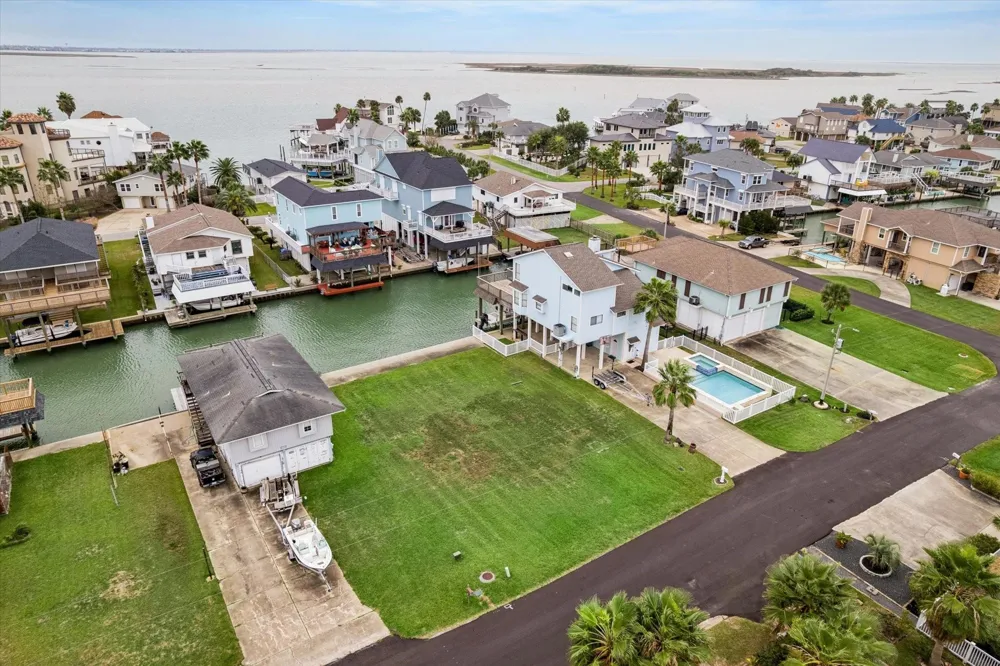 1223 Maui Dr Tiki Island, TX 77554