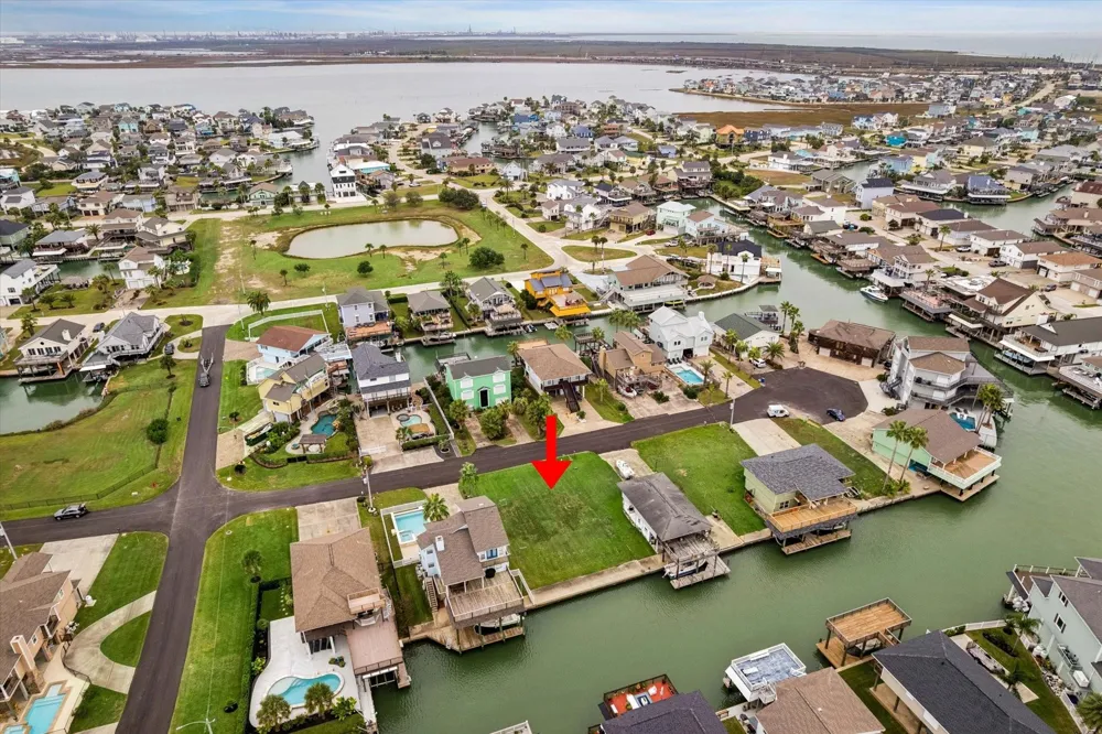 1223 Maui Dr Tiki Island, TX 77554