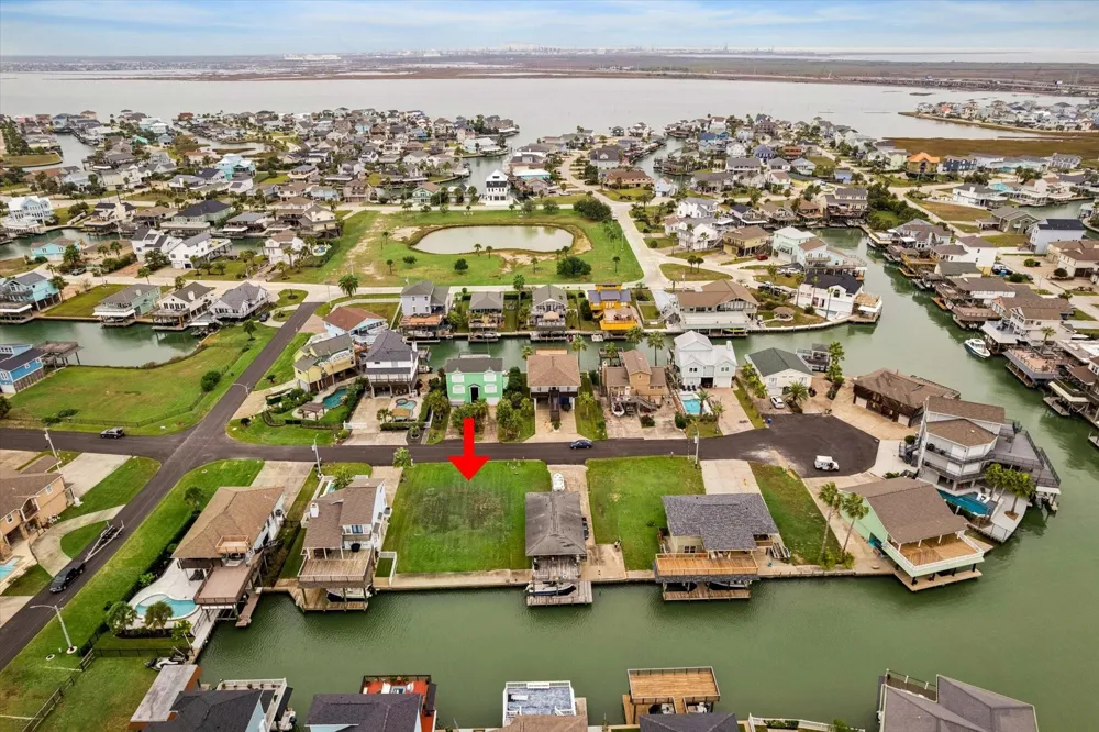 1223 Maui Dr Tiki Island, TX 77554
