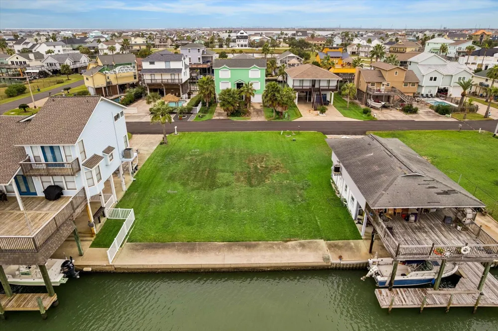 1223 Maui Dr Tiki Island, TX 77554