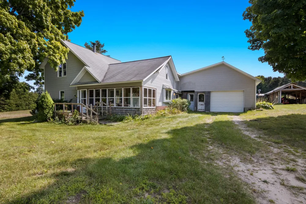 9224 E Duck Lake Road Suttons Bay Township, MI 49682