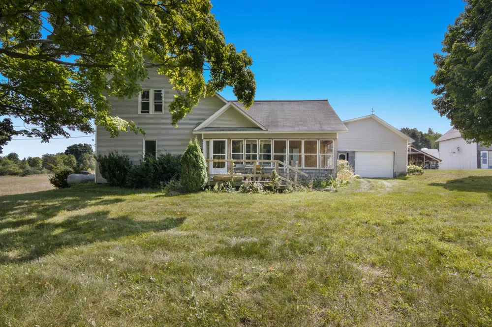 9224 E Duck Lake Road Suttons Bay Township, MI 49682