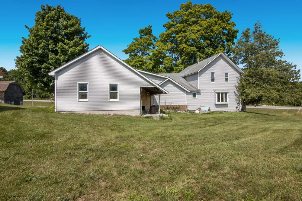9224 E Duck Lake Road Suttons Bay Township, MI 49682