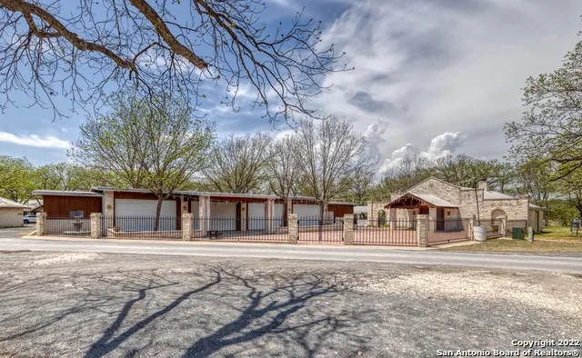 440 Red Wright Rd Leakey, TX 78873