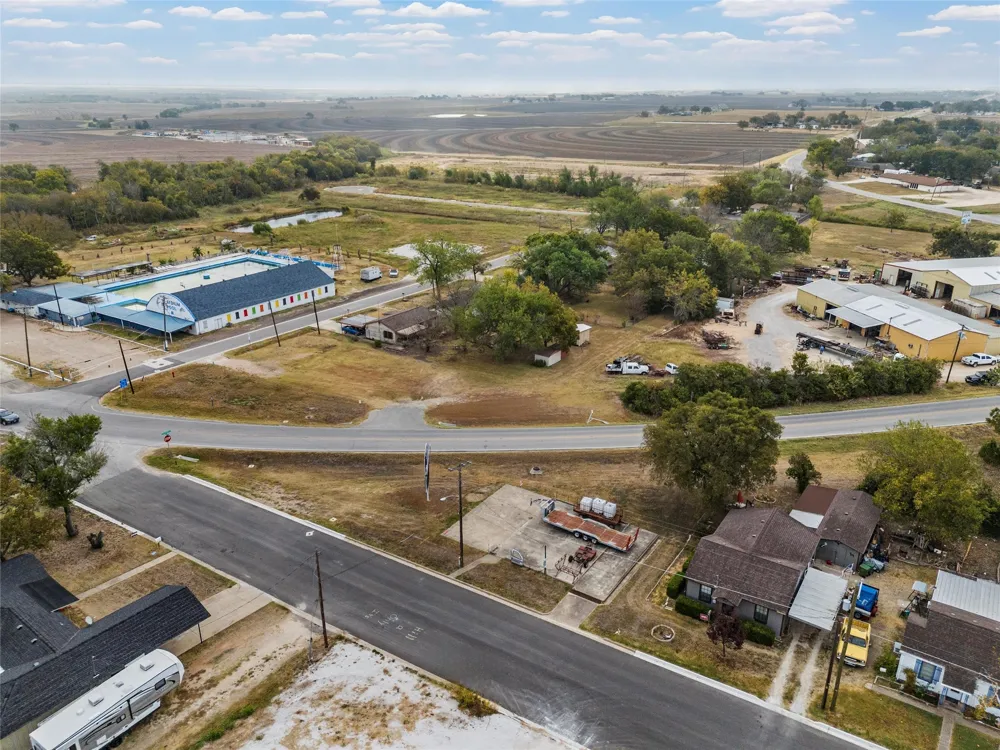 312 E Columbus Street West, TX 76691