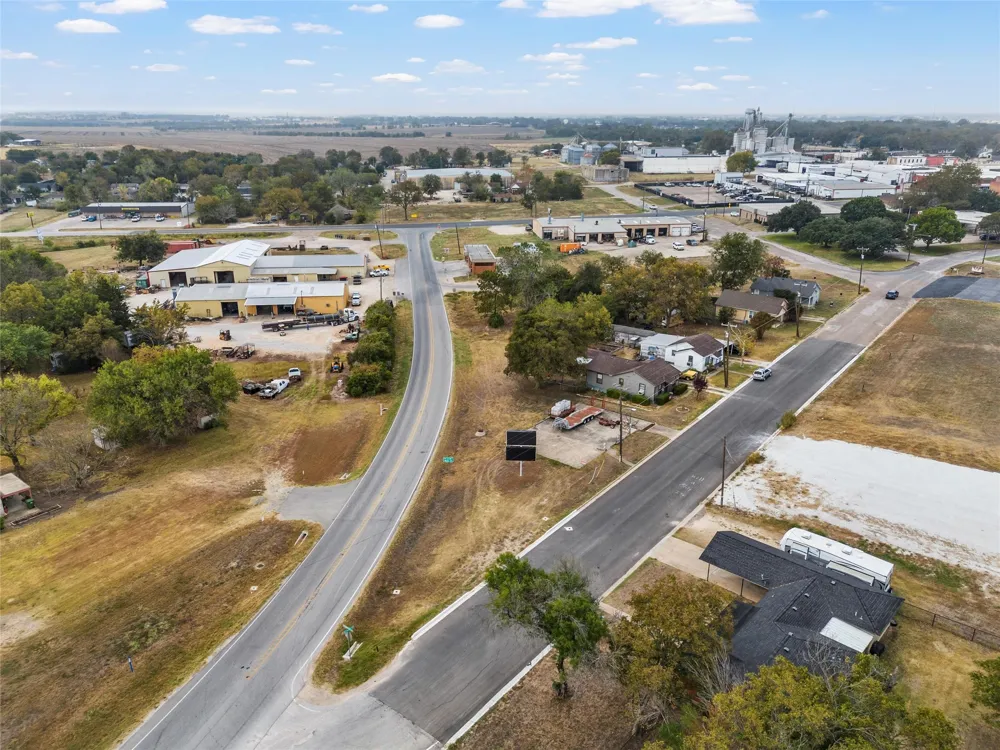 312 E Columbus Street West, TX 76691