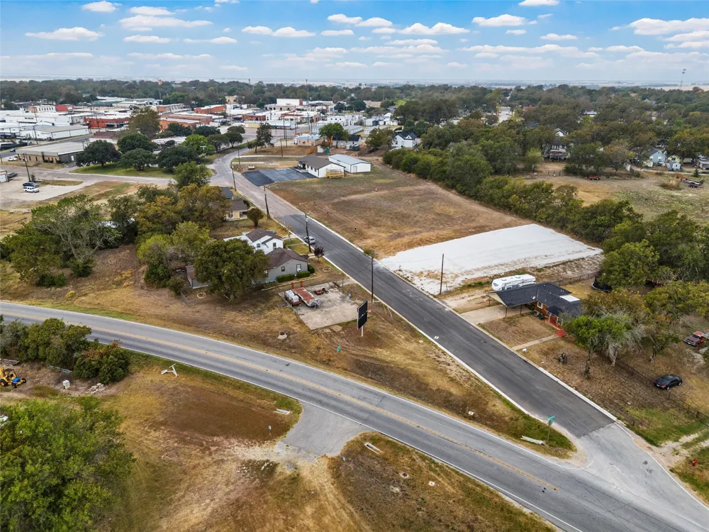 312 E Columbus Street West, TX 76691