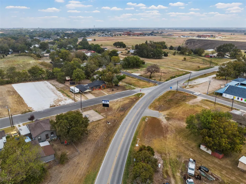 312 E Columbus Street West, TX 76691