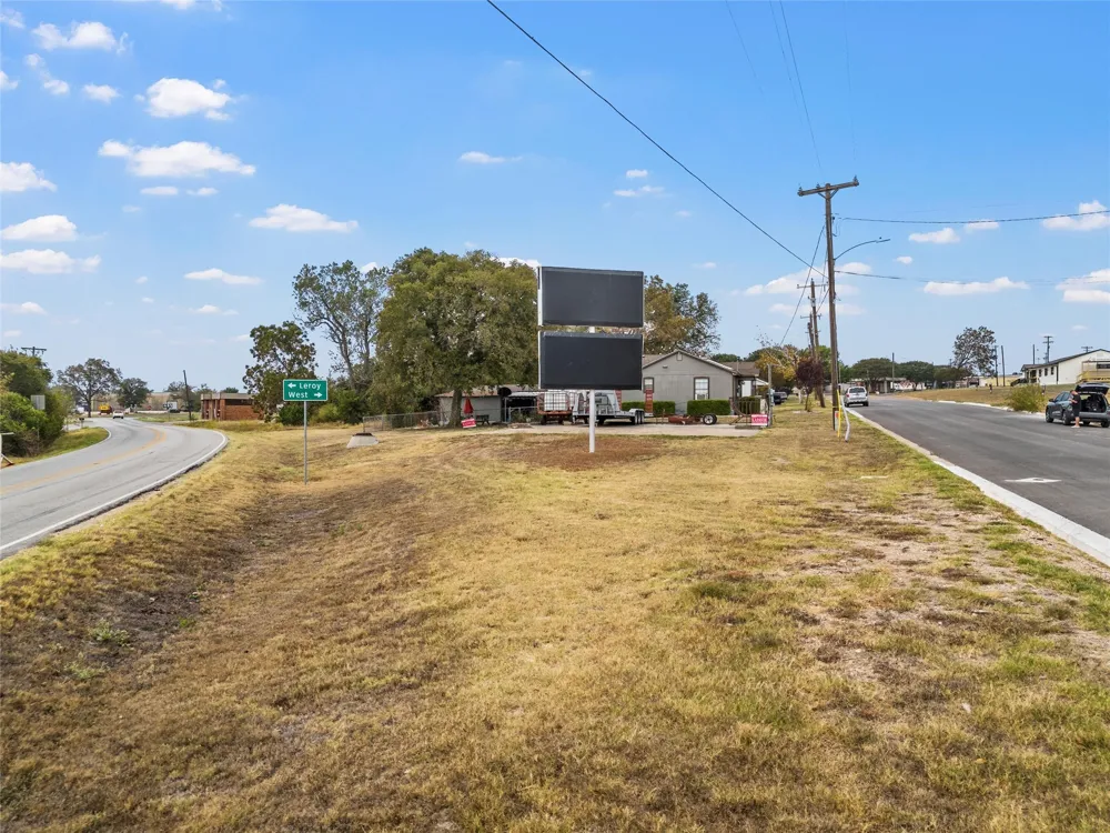 312 E Columbus Street West, TX 76691