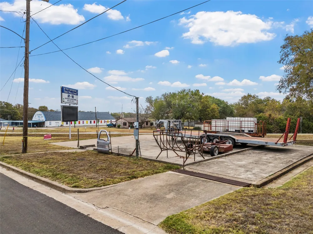 312 E Columbus Street West, TX 76691