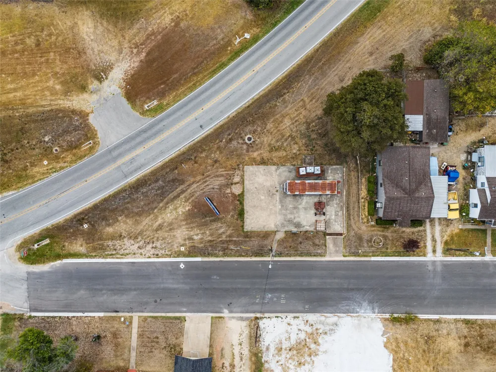 312 E Columbus Street West, TX 76691