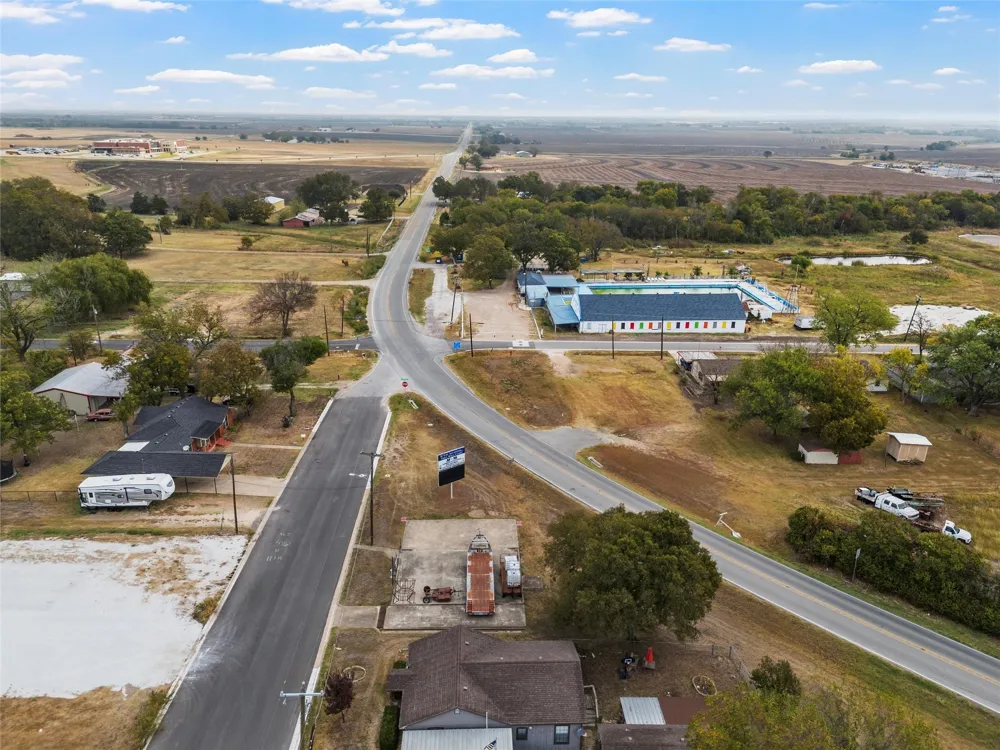 312 E Columbus Street West, TX 76691
