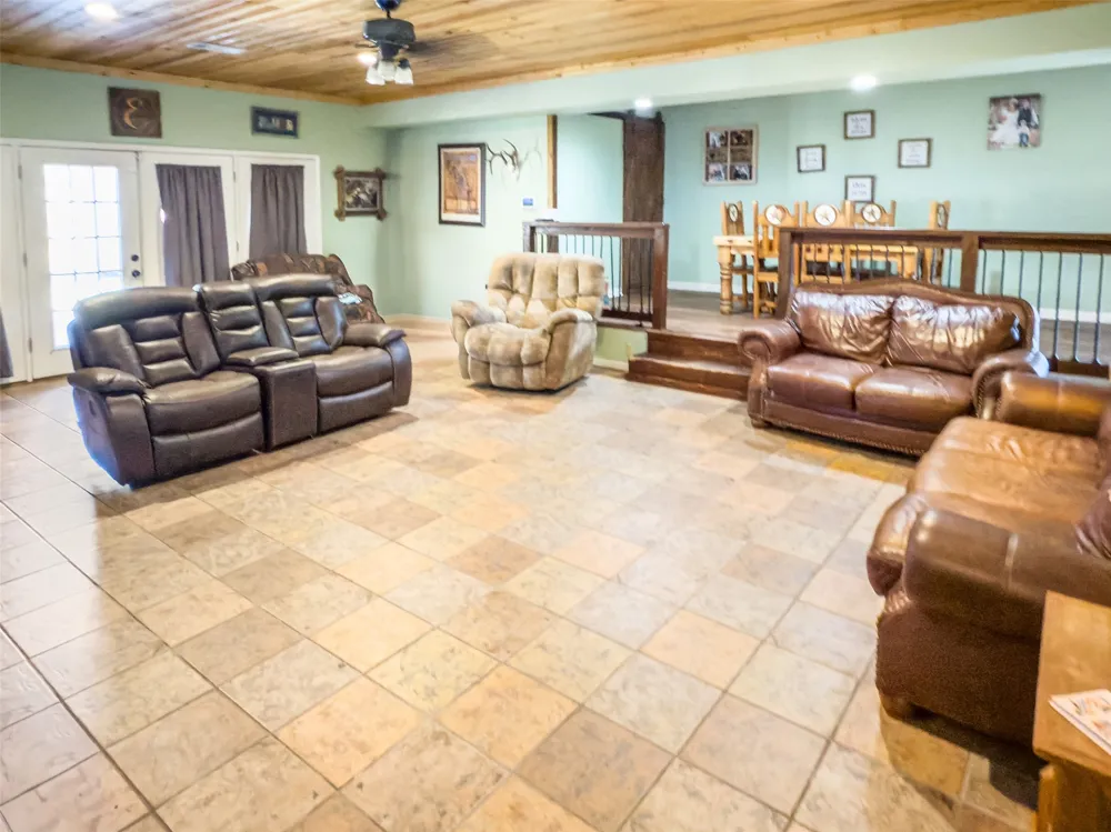 8090 County Road 4528 Palestine, TX 75803
