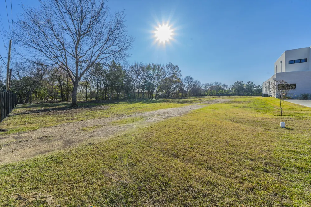 1124 W Pleasant Run Road DeSoto, TX 75115