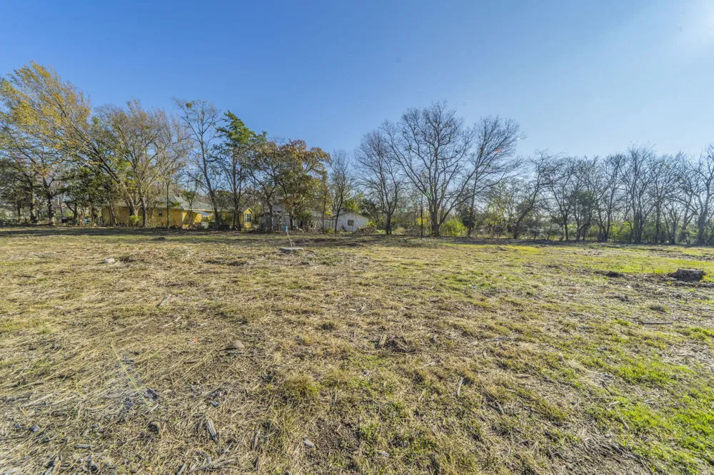 1124 W Pleasant Run Road DeSoto, TX 75115