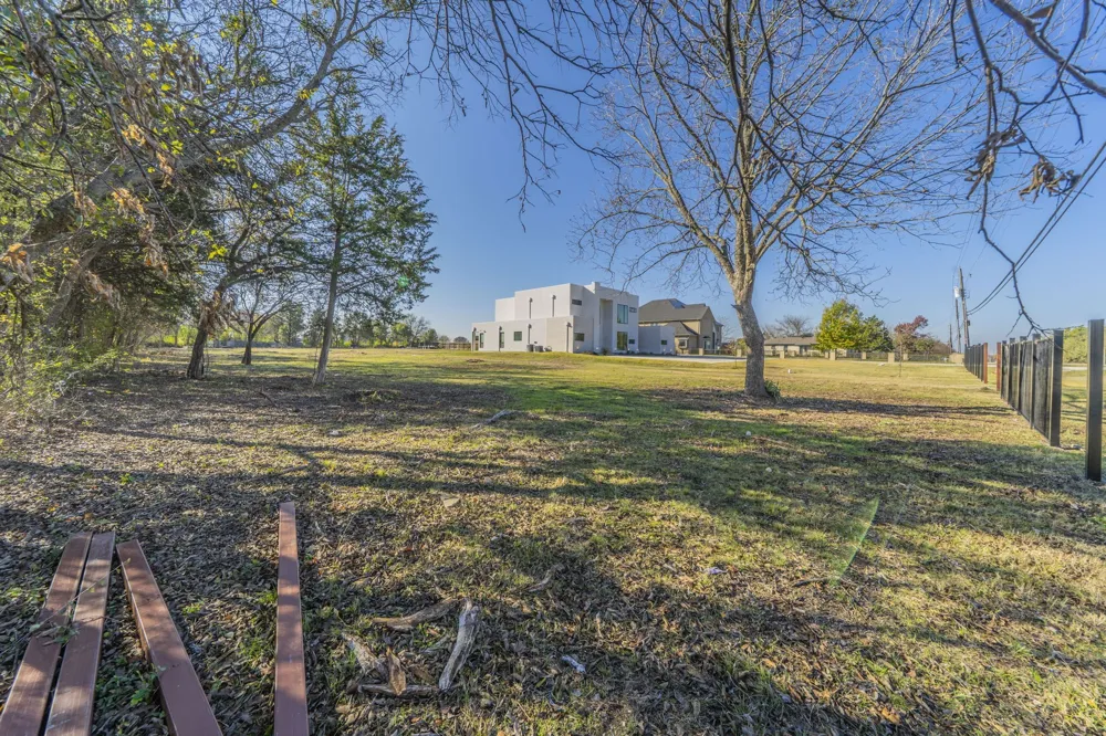 1124 W Pleasant Run Road DeSoto, TX 75115