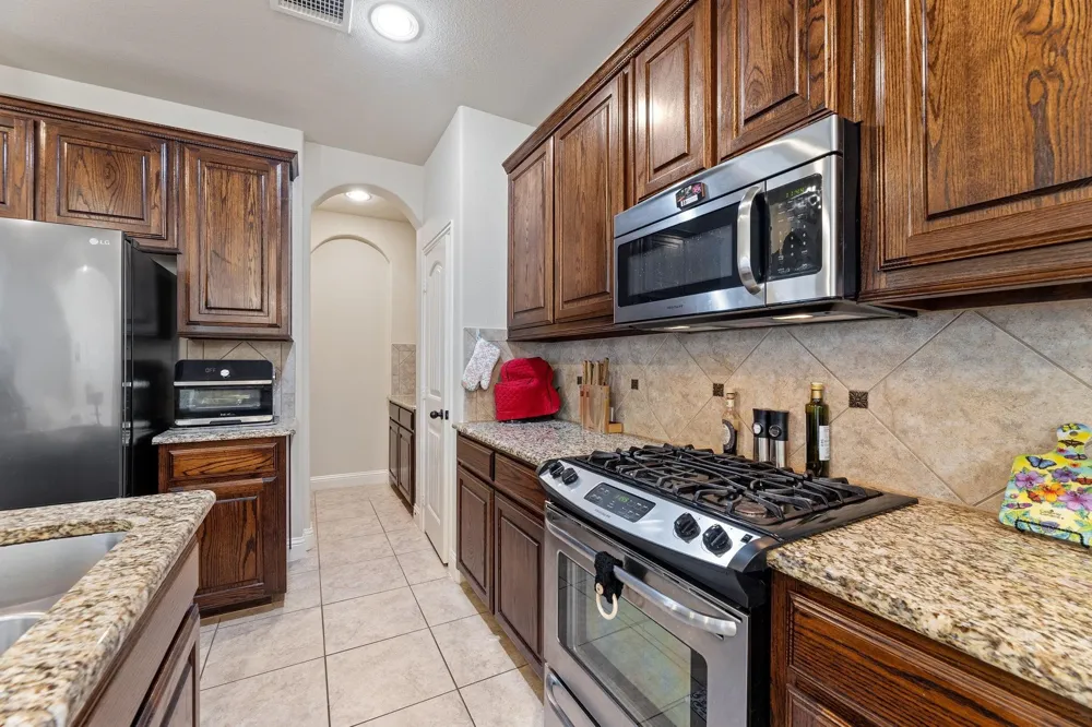 1424 Live Oak Lane Savannah, TX 76227
