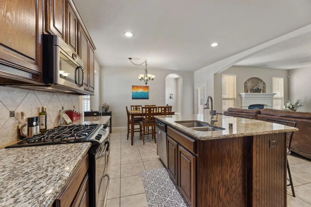 1424 Live Oak Lane Savannah, TX 76227