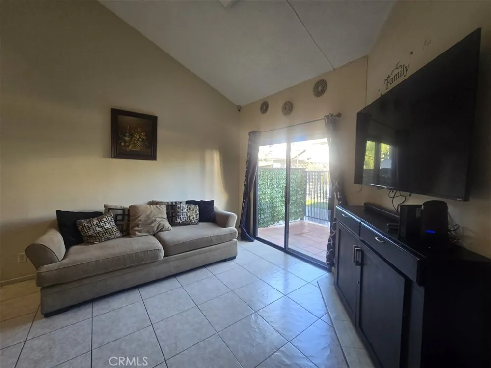 6100 Arbutus Avenue #42 Huntington Park, CA 90255