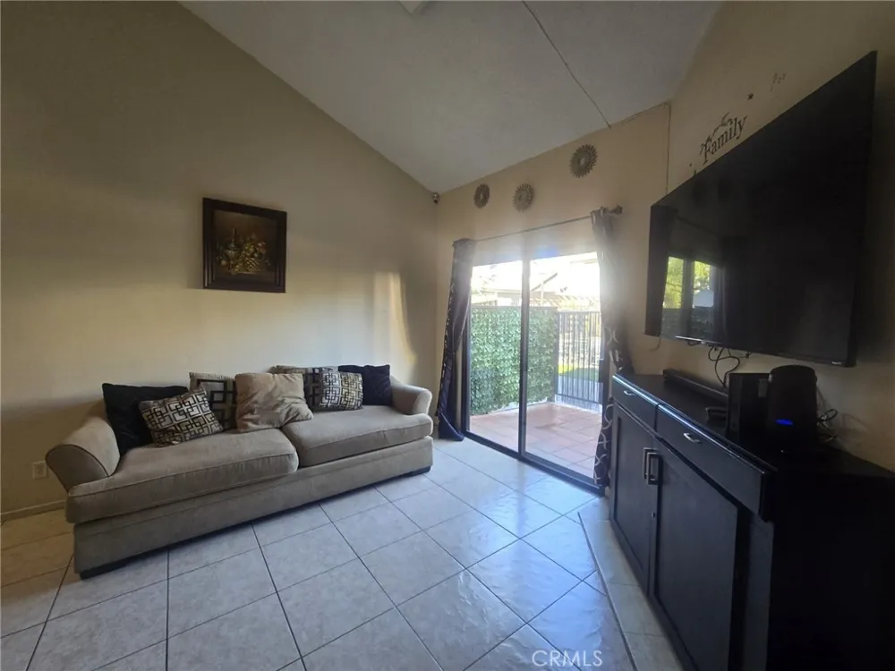 6100 Arbutus Avenue #42 Huntington Park, CA 90255