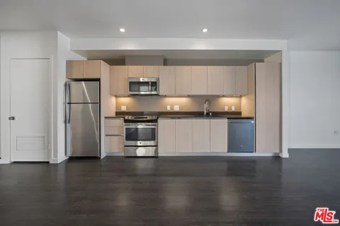 5800 Harold Way #411