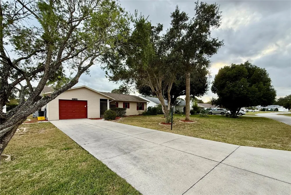 2105 GREENLAW COURT #2105 Leesburg, FL 34788