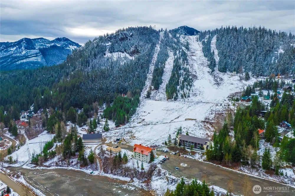 6 Xxxxx Hyak Dr E Snoqualmie Pass, WA 98068