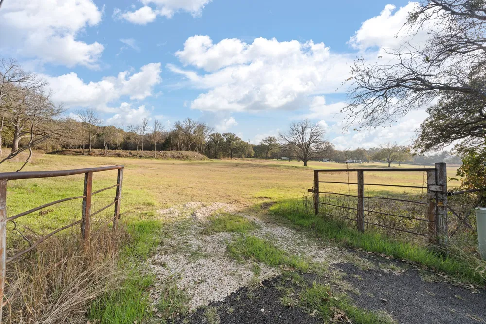 223 W Gaithings Covington, TX 76636