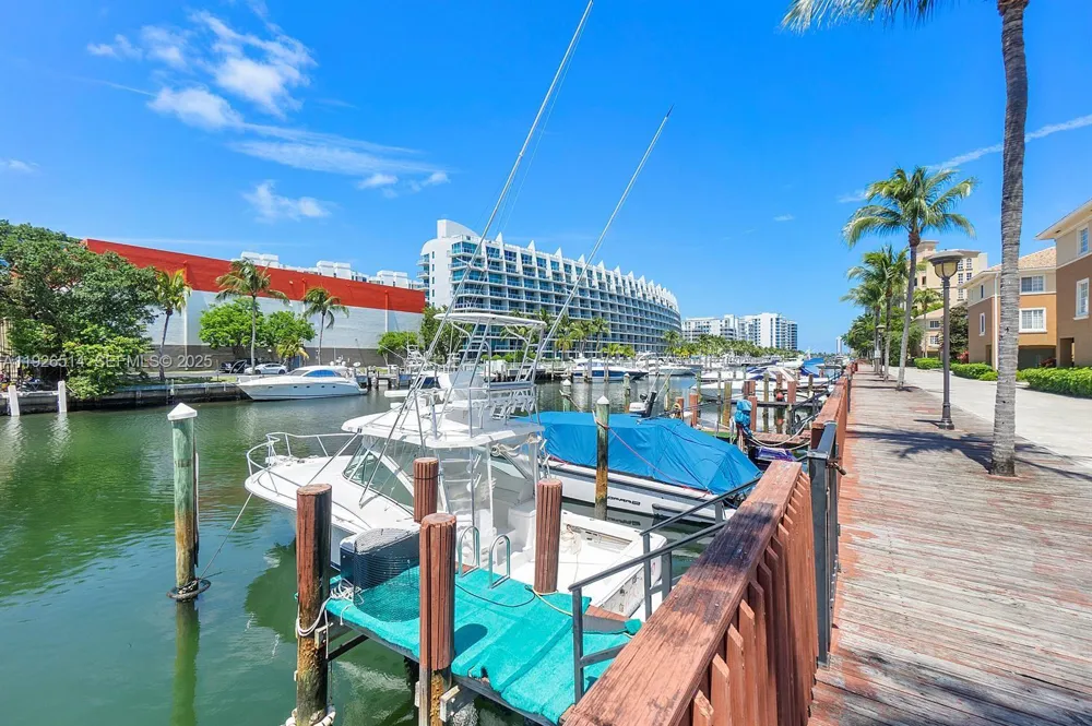 2871 NE 185th St #205 Aventura, FL 33180