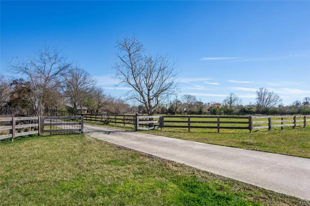 21610 Mueschke Road Tomball, TX 77377