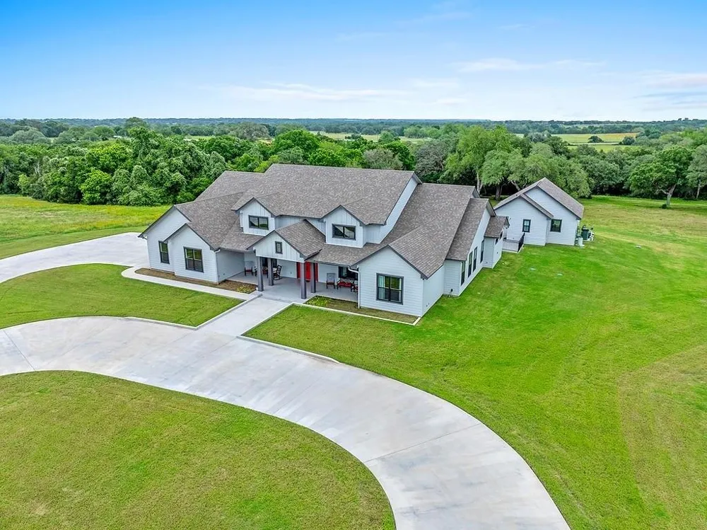 779 County Road 532a Hallettsville, TX 77964