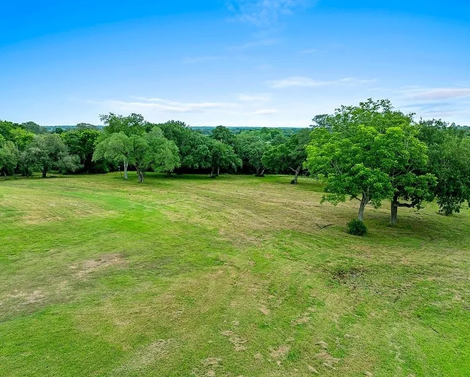 779 County Road 532a Hallettsville, TX 77964