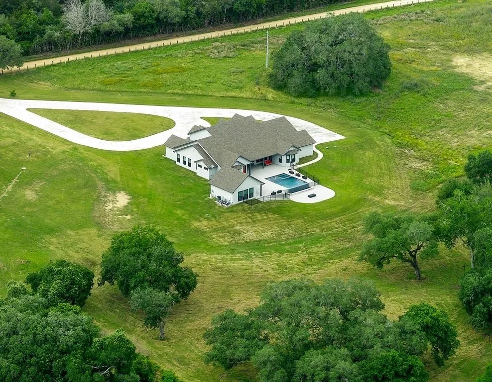 779 County Road 532a Hallettsville, TX 77964