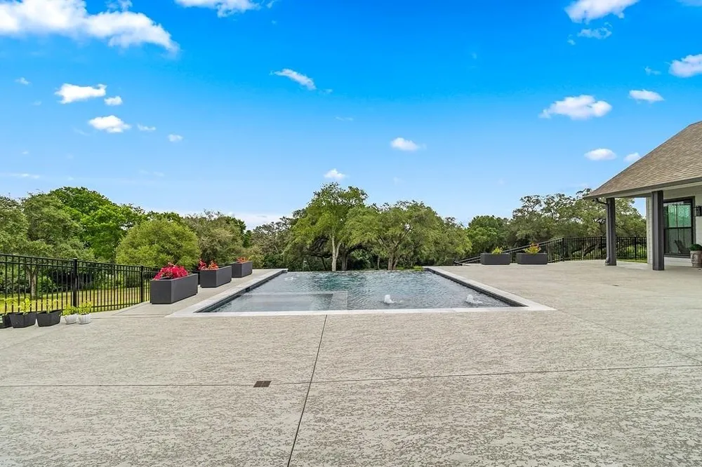 779 County Road 532a Hallettsville, TX 77964