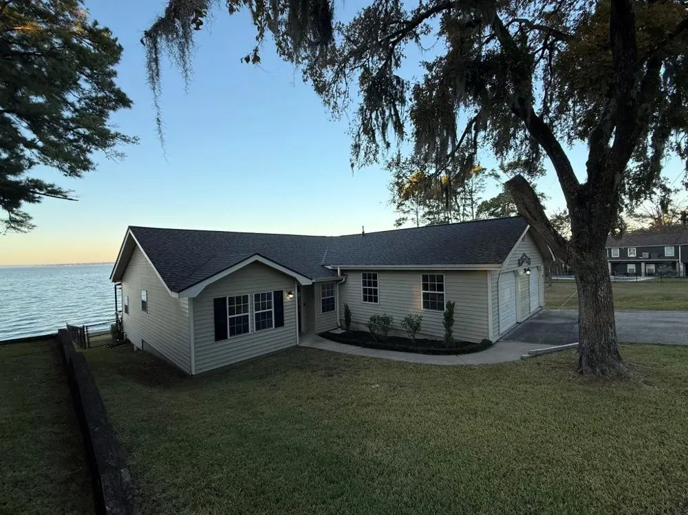102 Bridgelanding Onalaska, TX 77360