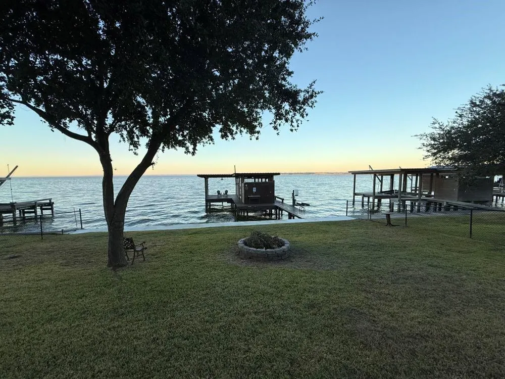 102 Bridgelanding Onalaska, TX 77360