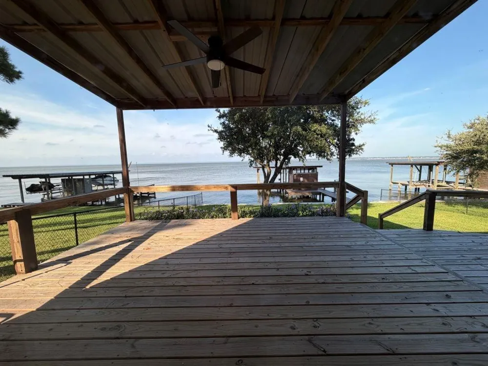 102 Bridgelanding Onalaska, TX 77360