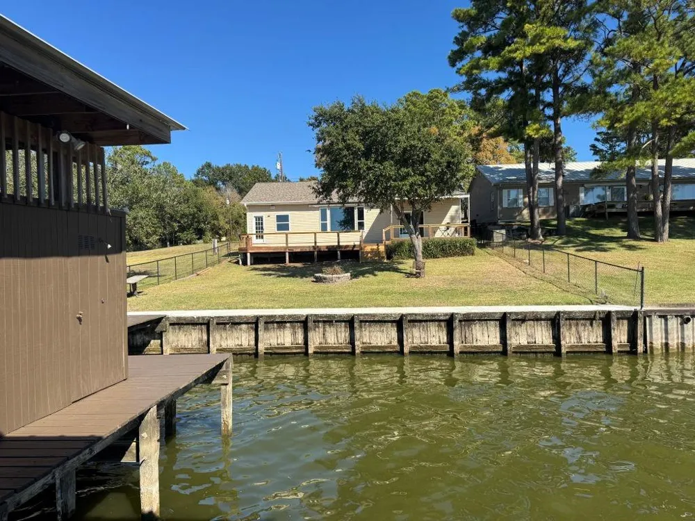 102 Bridgelanding Onalaska, TX 77360