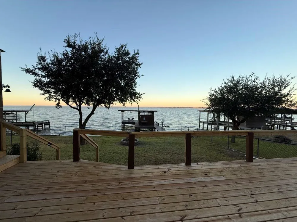 102 Bridgelanding Onalaska, TX 77360