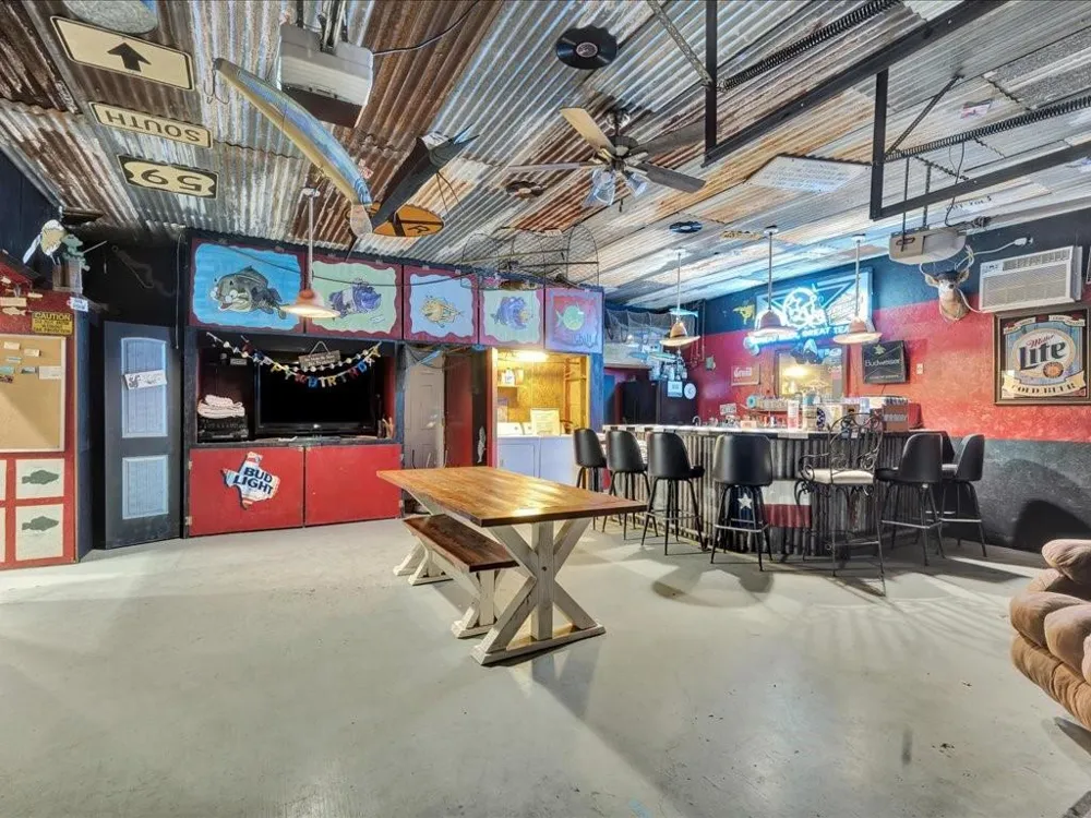 21441 Fm 705 Broaddus, TX 75929