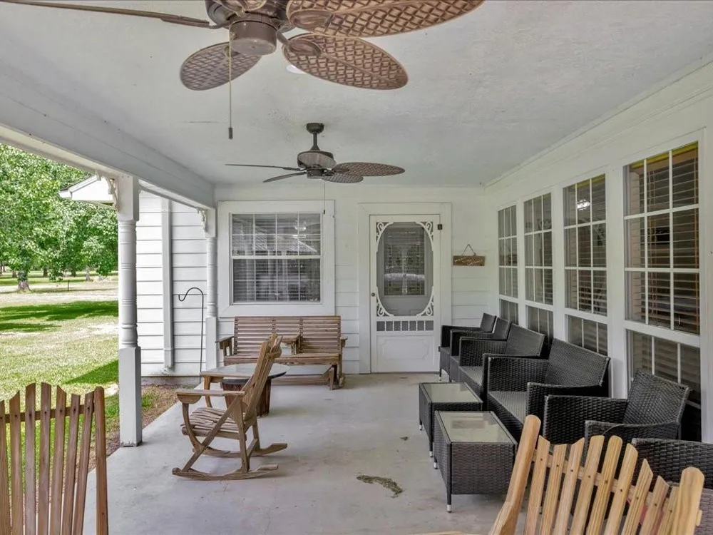 21441 Fm 705 Broaddus, TX 75929