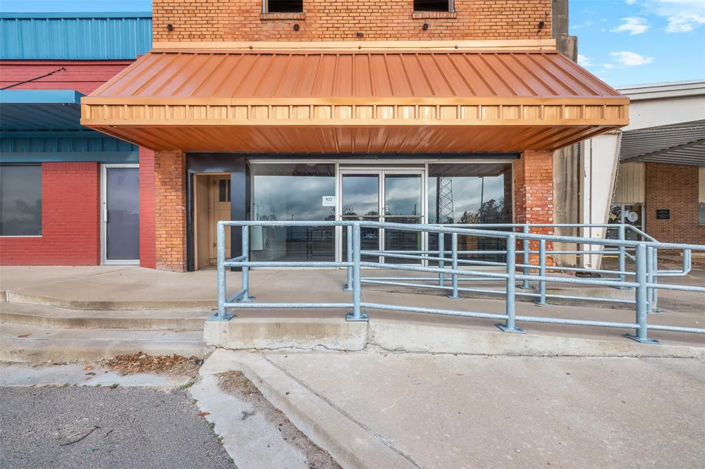 922 E Commerce Street Buffalo, TX 75831