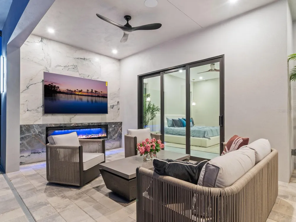 2467 HYDE PARK STREET Sarasota, FL 34239