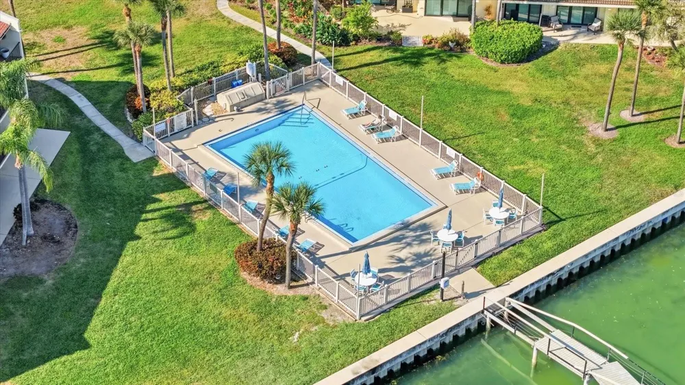 7520 SUNSHINE SKYWAY LANE S #T19 St Petersburg, FL 33711