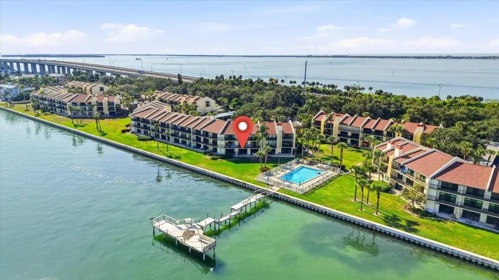 7520 SUNSHINE SKYWAY LANE S #T19 St Petersburg, FL 33711