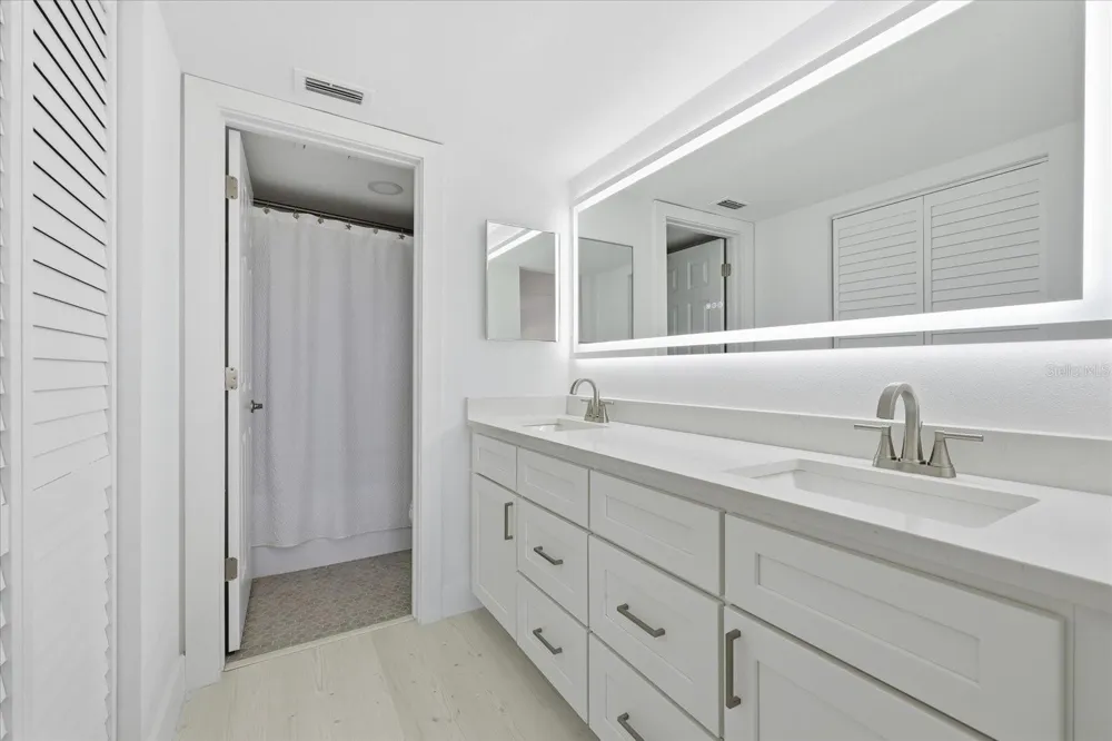 7520 SUNSHINE SKYWAY LANE S #T19 St Petersburg, FL 33711