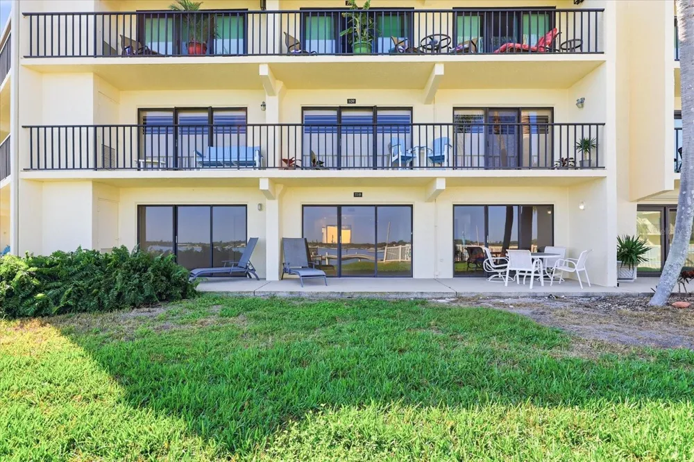 7520 SUNSHINE SKYWAY LANE S #T19 St Petersburg, FL 33711